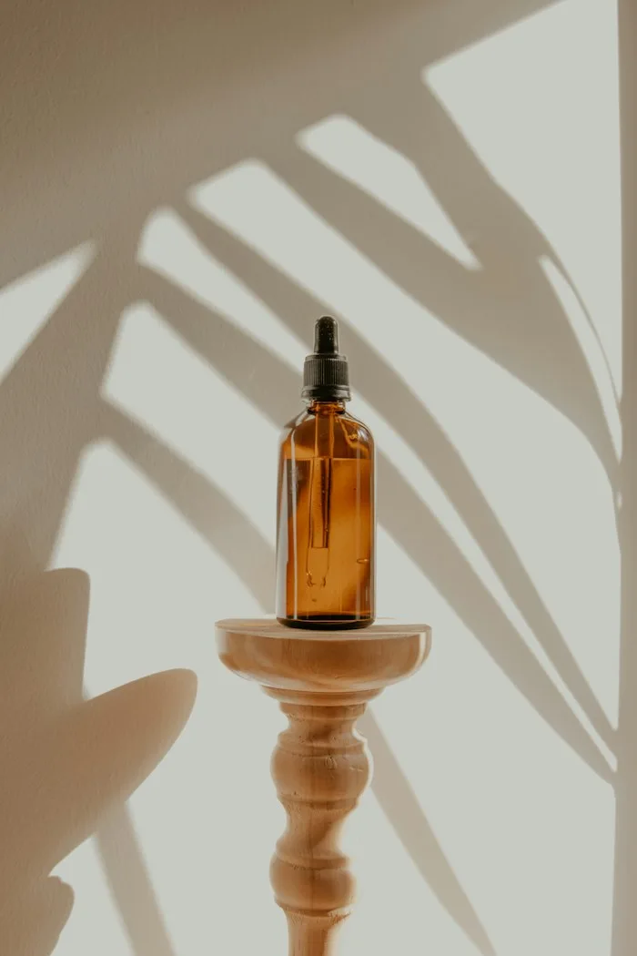 玻璃精华瓶实物摄影